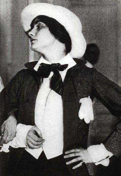 4-CC-1912-Coco Chanel en 1912, vestida para asistir a una gala con el curioso traje de un paje de bodas de provincias
