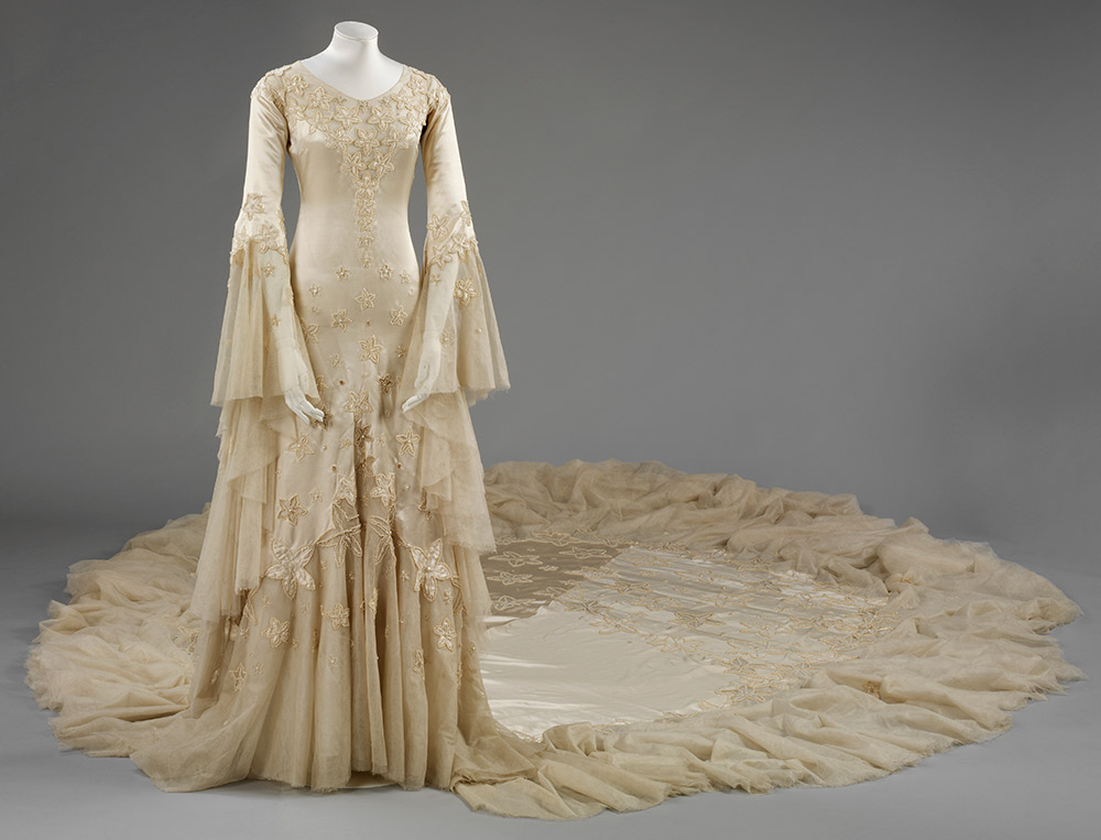 3 Silk satin wedding dress designed by Norman hartnell in 1933 - Victoria and Albert Museum London - Vintage By Lopez-Linares recommendation